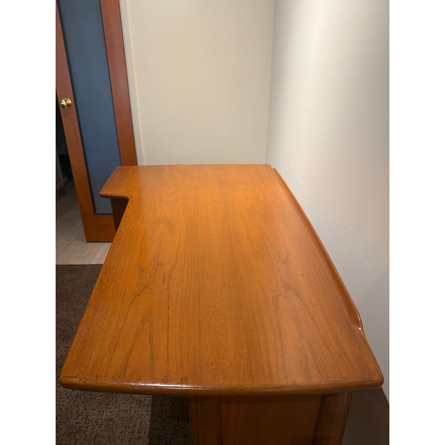 Wood 1960s Danish Modern "Boomerang" Teak Executive Desk Attributed to Peter Løvig Nielsen For Sale - Image 7 of 12