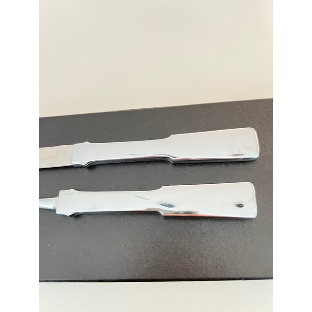 Contemporary 1980s The Trump Card Engraved Carving Set by Carvel Hall- 2 Pieces For Sale - Image 3 of 11