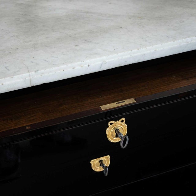 Directoire Chest of Drawers with white Marble Top, France circa 1800 For Sale - Image 4 of 9
