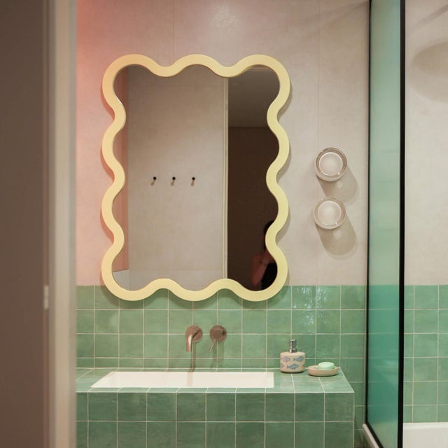 Contemporary Medium Contemporary Sculptural Wavy Wall Mirror – Hvyli 10 by Oitoproducts For Sale - Image 3 of 17