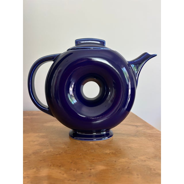 This impeccable, vintage Hall China Company cobalt blue "Donut" (or Doughnut) teapot is an iconic Art Deco/mid-century...