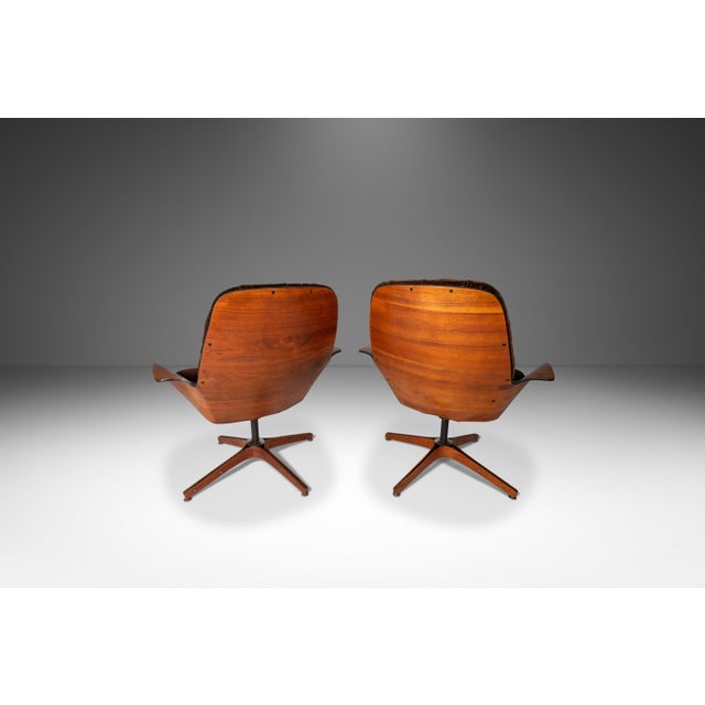 Mid-Century Modern Rare Set of Two (2) Mid-Century Modern "Mrs." Lounge Chairs in Walnut & Velvet by George Mulhauser for Plycraft, Usa, C. 1960s For Sale - Image 3 of 18