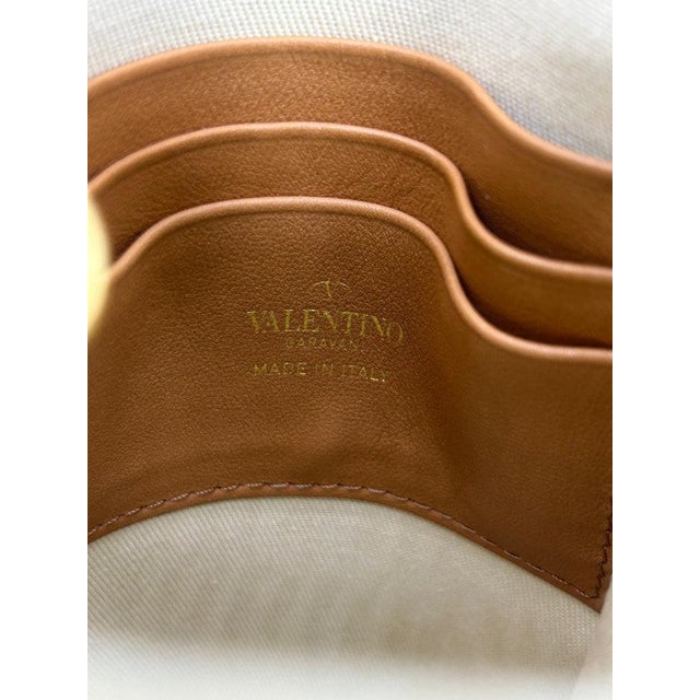 Tan Mid 20th Century Valentino Vlogo North South Raffia Pouch For Sale - Image 8 of 10