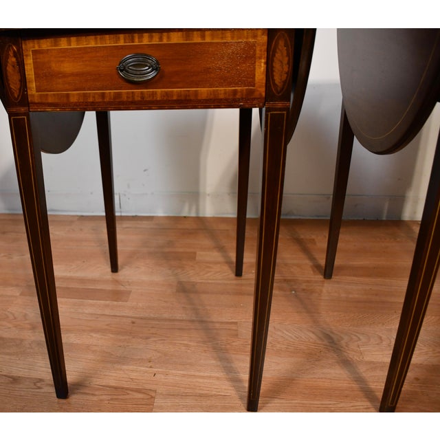 1920s 1920 Pair of English Hepplewhite Mahogany & Satinwood Inlay Pembroke Side Tables / End Tables For Sale - Image 5 of 18