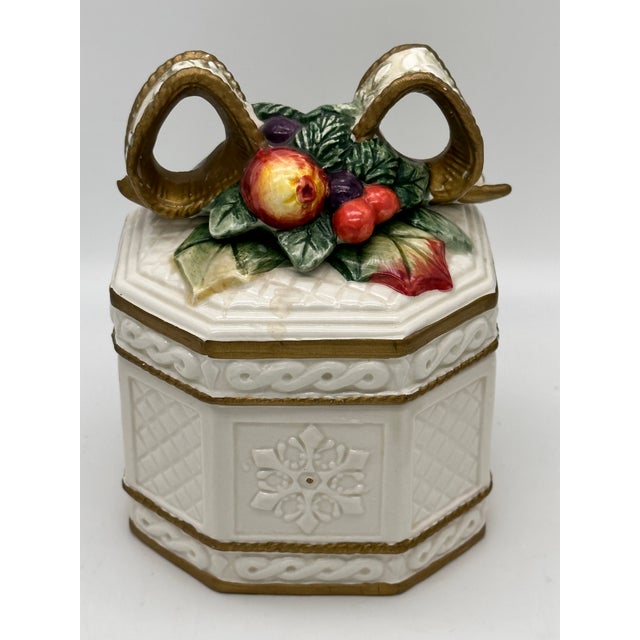 Vintage Trompe L’Oeil Fitz & Floyd "Snowy Winter" Christmas Present Box For Sale In San Diego - Image 6 of 6