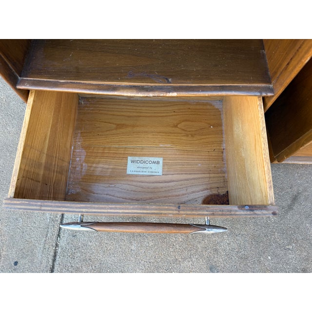 Wood 1950s T. H. Robsjohn Gibbings for Widdicomb Mahogany Side Tables Metal Accents For Sale - Image 7 of 8