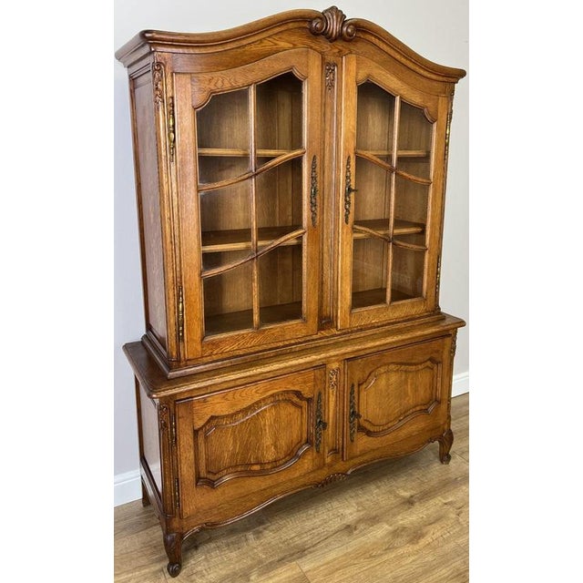 A stunning vintage French Louis bookcase display cabinet, beautifully crafted with elegant proportions and refined...