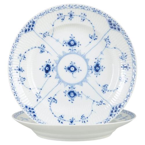 1960s Porcelain Plates with Blue Fluted Half Lace Pattern from Royal Copenhagen, 1960s, Set of 2 For Sale - Image 5 of 5