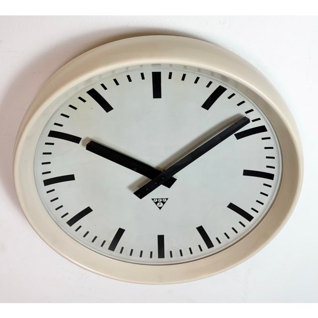 Large Industrial Bakelite Factory Wall Clock from Pragotron, 1960s For Sale - Image 4 of 18