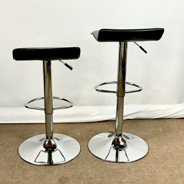 1990s 1990s Vintage Modern Contemporary Italian Style Leather & Chrome Barstools - A Pair For Sale - Image 5 of 9