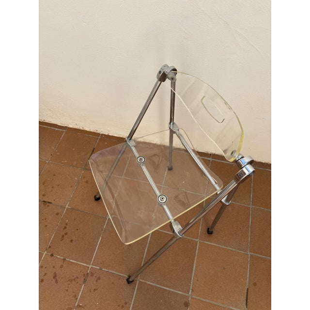 Folding methacrylate chairs. 3 units available.