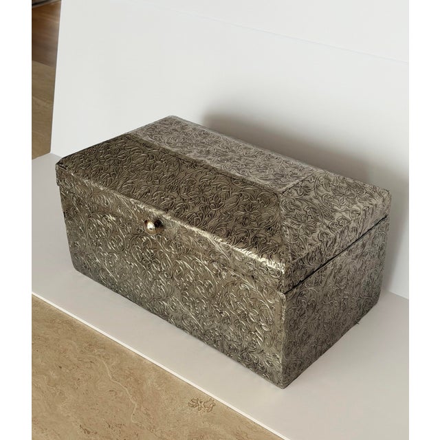 1900s Large Indian Hand-Chased Floral Metal Rectangular Silver Box For Sale - Image 4 of 12