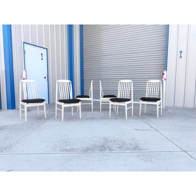 1990s Mid-Century White Slatted Dining Chairs With Black Vinyl Seats - Set of 6 For Sale - Image 4 of 14