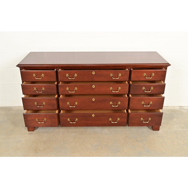 1980s Henkel Harris Style Georgian Solid Mahogany Twelve-Drawer Dresser For Sale - Image 5 of 14