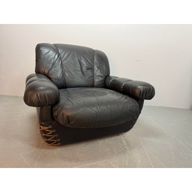 Large Italian Space Age Postmodern Black Leather Lounge Chair with Brass Buttons and Cord Lacing from Busnelli, 1970s For Sale - Image 12 of 14