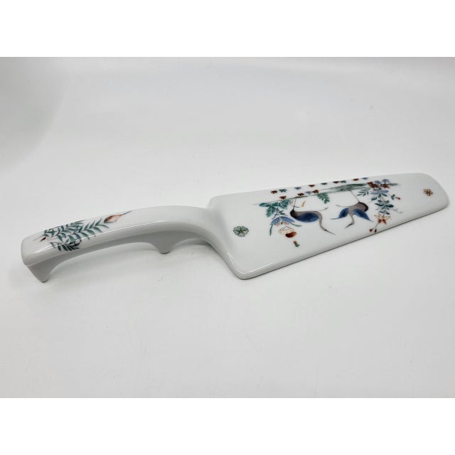 18th Century Kakiemon Pie Server from the Lys Royal Factory, France For Sale - Image 9 of 9