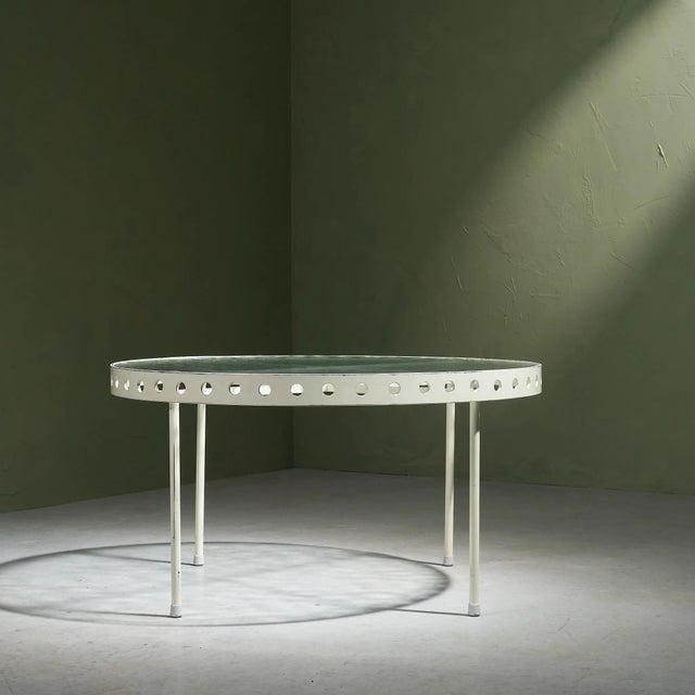 Circular Coffee Table in White Lacquered Steel and Glass Top by Janni van Pelt for Myhome, Netherlands, 1950s For Sale - Image 4 of 10