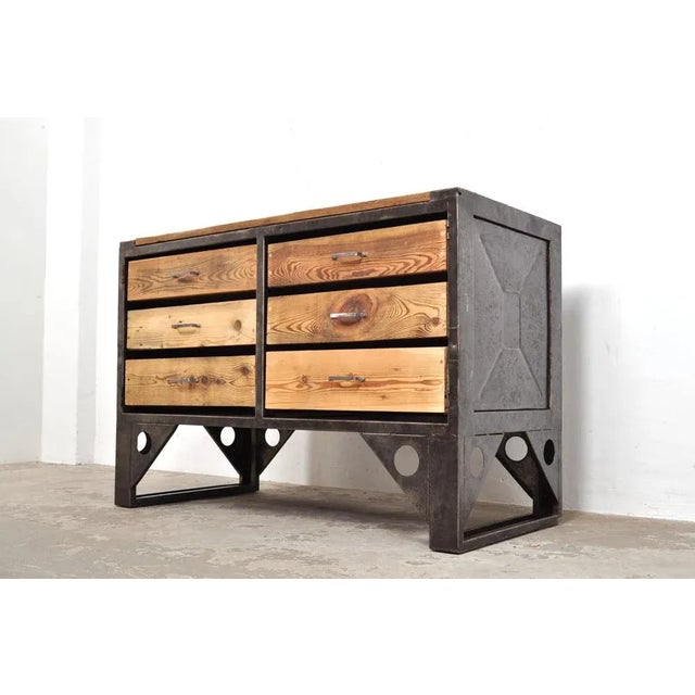 Beautiful old workbench! This type of workbench often comes from the army (vehicles). Beautiful combination of metal,...