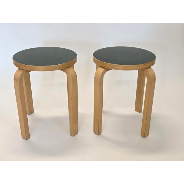E60 Stools in Green Linoleum by Alvar Aalto for Artek, Finland, 1960s, Set of 2 For Sale - Image 15 of 15