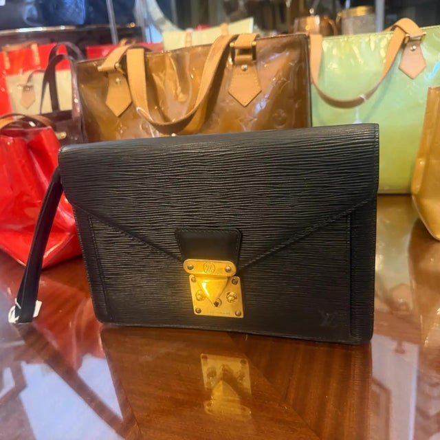 A 1995 Louis Vuitton Poche Dragonne Blak Epi Leather Clutch For Sale - Image 16 of 18
