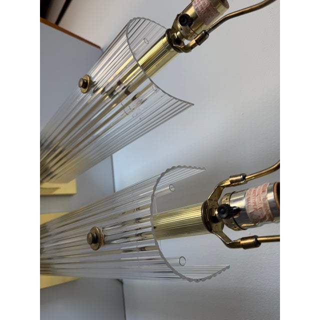 1980s Vintage Sciolari Style Brass & Clear Ribbed Lucite Table Lamps – Pair For Sale - Image 9 of 12
