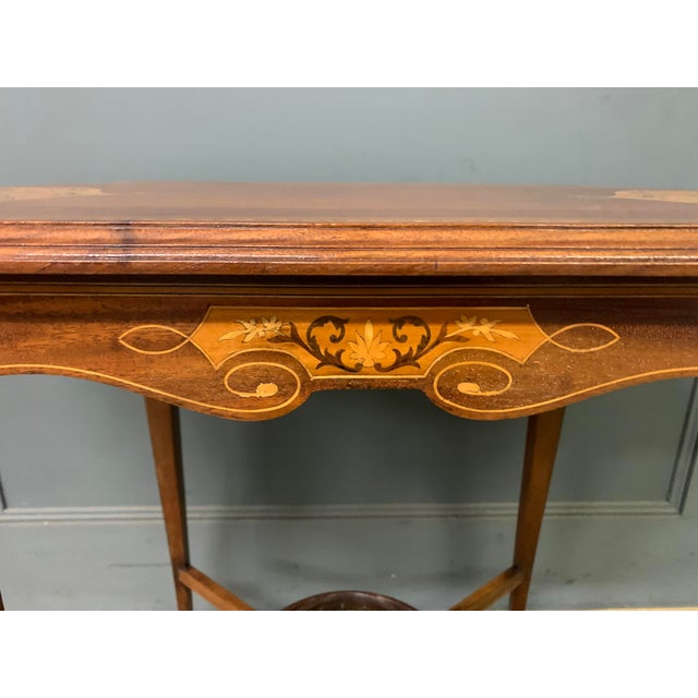 A very pretty Edwardian period inlaid mahogany occasional table. Of good construction and decorated with satinwood banding...