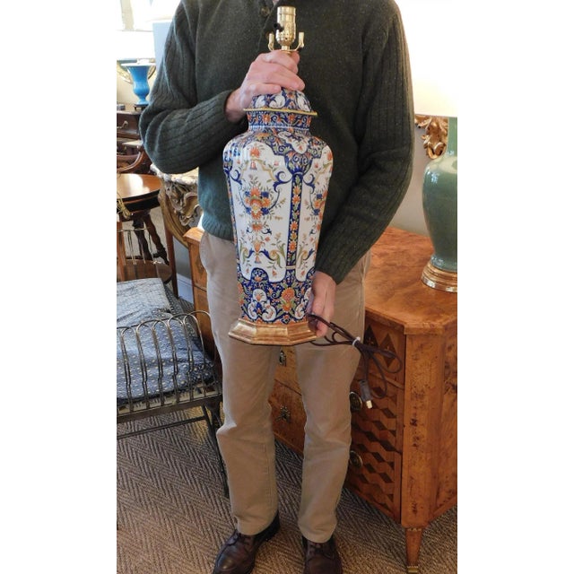 19th Century French Polychromed Faience Octagonal Urn Lamps - a Pair For Sale - Image 4 of 6