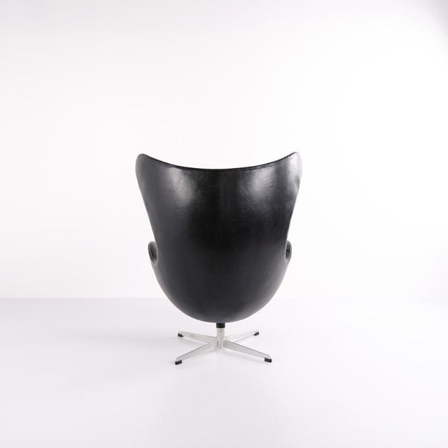 Fritz Hansen Egg Chair in Black Leather by Arne Jacobsen for Fritz Hansen, 1950s For Sale - Image 4 of 15
