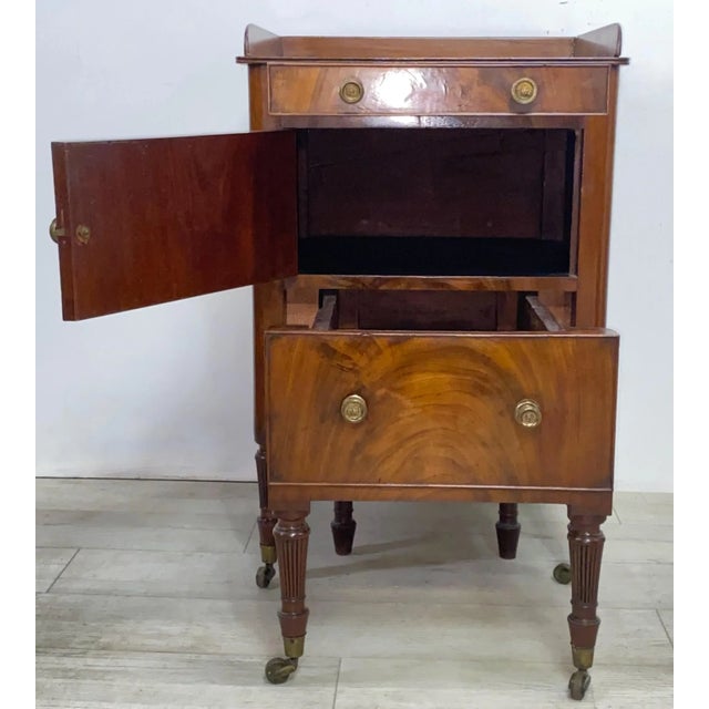 Exceptional solid mahogany bedside cabinet with flame mahogany veneer on the drawer and door fronts. Having its original...
