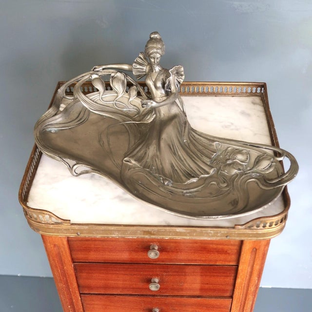 French metal jewelry tray 1900 Art Nouveau. Decor of woman and flowers. Dimensions ( 13 inches x7.5 inches) Very good...