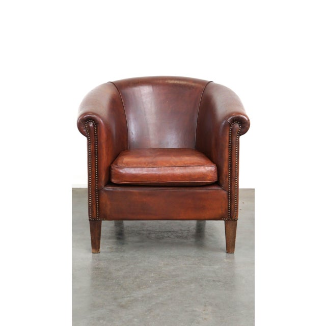 This fine sheepskin club chair is easy to place in both modern and classic interiors. Through responsible use, it has...
