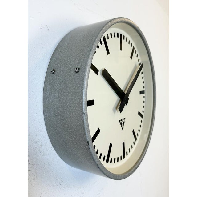 Mid-Century Modern Industrial Grey Factory Wall Clock from Pragotron, 1960s For Sale - Image 3 of 18