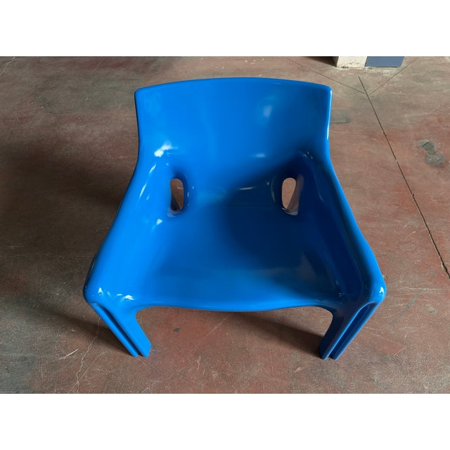This iconic easy chair, model Vicario, was designed by Vico Magistretti for Artemide during the 1970s. Repainted...