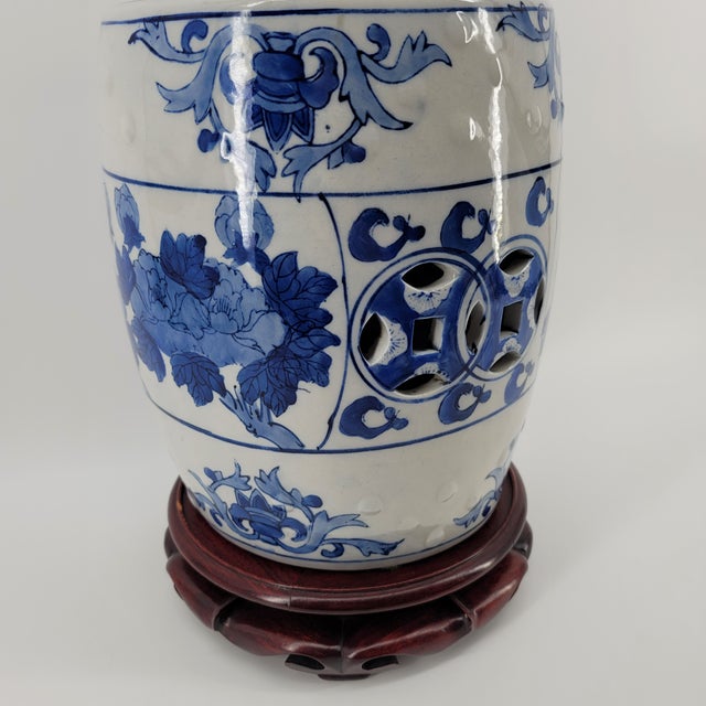 Vintage Chinoiserie Porcelain Garden Stool & Carved Wood Stand Set For Sale - Image 4 of 14