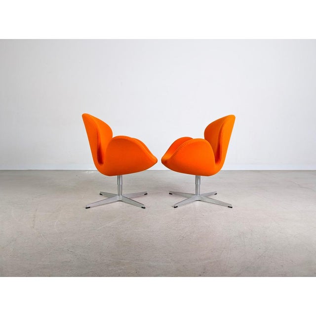 Metal Swan Chair with Orange Upholstery by Arne Jacobsen for Fritz Hansen For Sale - Image 7 of 13