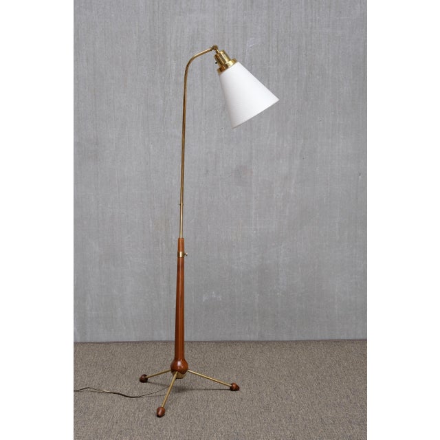 Mid-Century Modern Brass and Elm Model 547 Floor Lamp by Hans Bergström for Ateljé Lyktan, Sweden, 1940s For Sale - Image 3 of 11