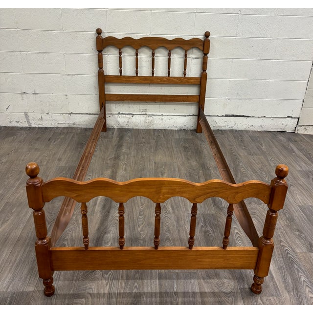 Late 20th Century Vintage Twin Size Maple Cannonball Spindle Bed For Sale - Image 5 of 10