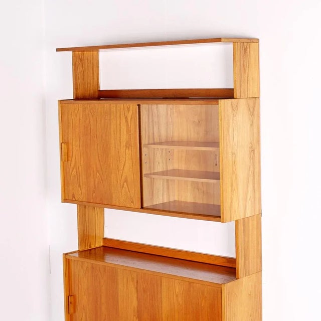 Mid-Century Glass & Oak Wall Unit, in Very Good conditions. Designed 1960 to 1969