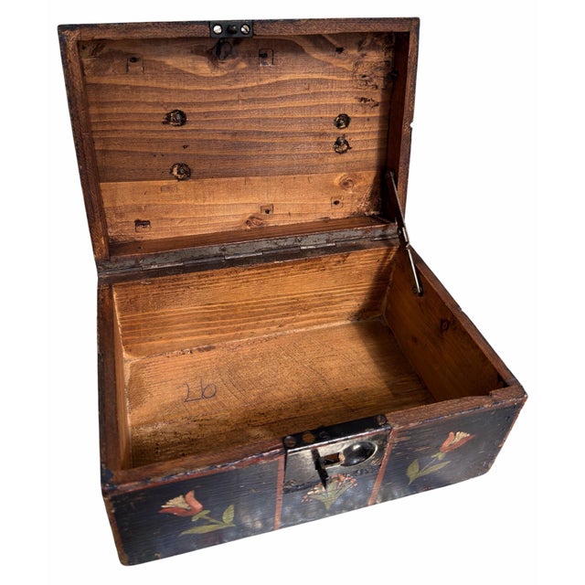 Early 19th Century Antique Pennsylvania Dutch Folk Art Box For Sale - Image 5 of 5