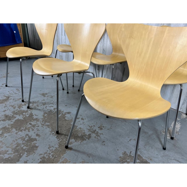 Mid 20th Century Arne Jacobsen Series 7 Stackable Chairs for Fritz Hansen For Sale - Image 5 of 12