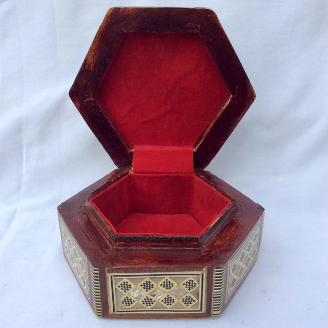 Art Deco 1980s Vintage Mother of Pearl Inlaid 6 Sided Box For Sale - Image 3 of 5