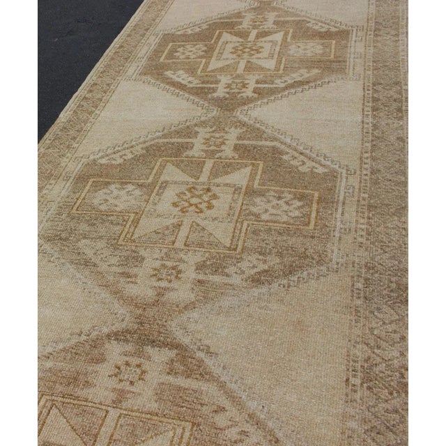 Mid 20th Century Vintage Hand Knotted Oushak Gallery Runner With Three Medallion Design in Taupe, Light Brown For Sale - Image 5 of 12