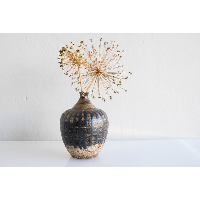 Brown Mid-Century Scandinavian Modern Brutalist Art Design Art Pottery Vase by Mari Simmulson for Upsala Ekeby, Sweden, 1970s For Sale - Image 8 of 12