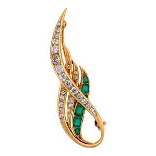 1950s Mid Century 2.50 Carat Diamond Emerald 14k Yellow Gold Brooch For Sale