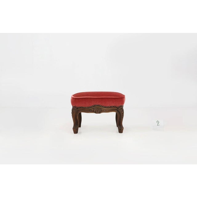 Mid-Century Modern Baroque Ottoman in Carved Wood with Coral Velvet Upholstery, 1950s For Sale - Image 3 of 5