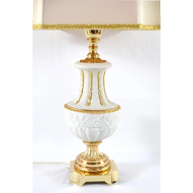 Neoclassical Italian Classically Designed Porcelain Table Lamp by Mangani For Sale - Image 3 of 9