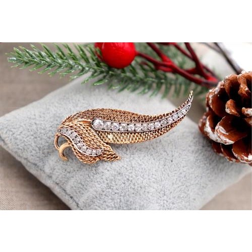 Leaf-Shaped Gold Brooch with Diamonds For Sale - Image 4 of 7