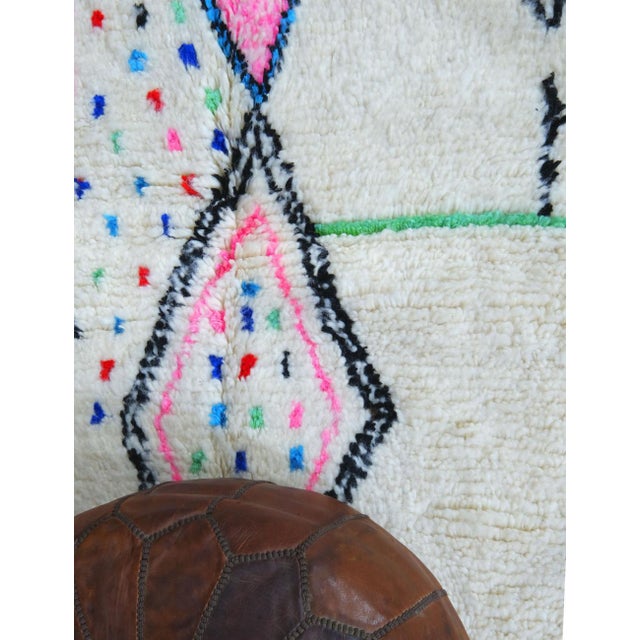 White Moroccan Azilal Wool Rug - 8.2 X 4.7 Ft For Sale - Image 8 of 9