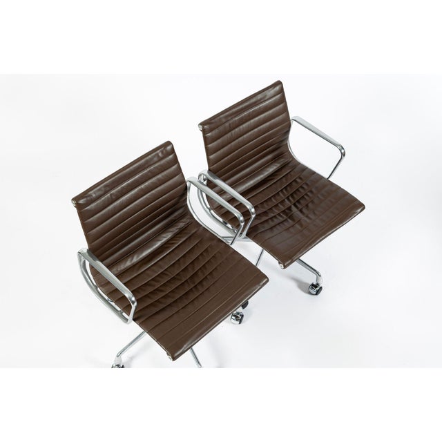 Brown Set of 4 Eames Thin Pad Office Chairs for Herman Miller, Brown Leather Aluminum Group For Sale - Image 8 of 16
