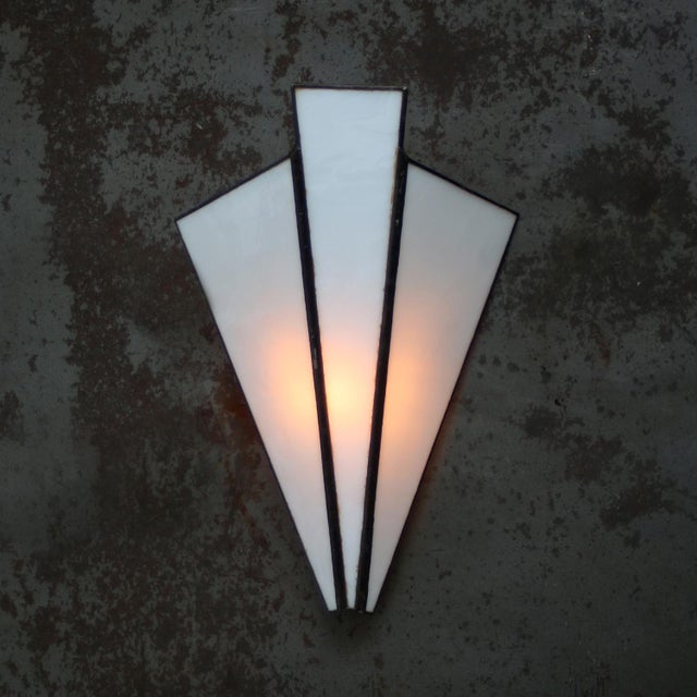 White Art Deco stained-glass sconce / wall lamp Opaline glass sconce wall lamp. E14 bulb holder Up to 250V (Europe/UK...